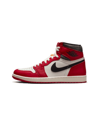 Zijkant van de Jordan 1 Lost and Found met klassieke Chicago-kleuren en craquelé leer – retro OG-vibe met een vintage twist

