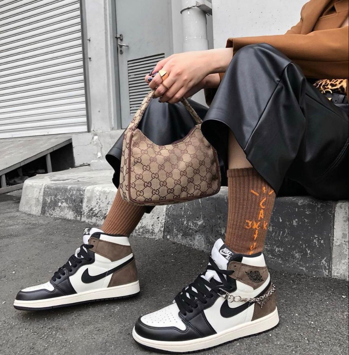 Close-up van de suède mocha-hiel en de zwarte leren Swoosh – textuur en kleur komen samen in een premium OG-afwerking

