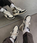 Jordan 1 Dark Mocha on feet gestyled met een donkere jeans – de warme bruine kleur maakt dit een veelzijdige en gewilde sneaker

