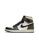 Zijkant van de Air Jordan 1 Dark Mocha met contrasterende bruine hiel, zwarte Swoosh en witte leren basis – populaire colorway geïnspireerd op Travis Scott

