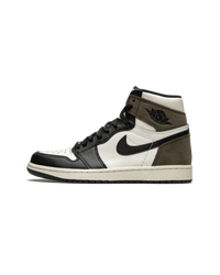 Zijkant van de Air Jordan 1 Dark Mocha met contrasterende bruine hiel, zwarte Swoosh en witte leren basis – populaire colorway geïnspireerd op Travis Scott

