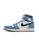 Zijkant van de Air Jordan 1 OG Denim met lichtblauwe denim overlays, witte leren panelen en de iconische Jordan shape – vrouwelijke en ruige look in één


