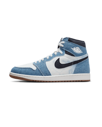 Zijkant van de Air Jordan 1 OG Denim met lichtblauwe denim overlays, witte leren panelen en de iconische Jordan shape – vrouwelijke en ruige look in één


