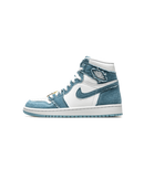Zijkant van de Air Jordan 1 OG Denim met lichtblauwe denim overlays, witte lederen panelen en klassieke high-top vorm – opvallende look met ruwe afwerking


