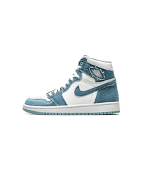 Zijkant van de Air Jordan 1 OG Denim met lichtblauwe denim overlays, witte lederen panelen en klassieke high-top vorm – opvallende look met ruwe afwerking



