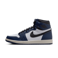 Zijkant van de Air Jordan 1 Midnight Navy met donkerblauwe suède overlays en witte lederen basis – clean contrast en premium OG feel

