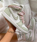 Flatlay van de sneaker naast de bijbehorende Nike-doos – highlights van het premium suède en minimalistische kleurgebruik

