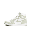 Zijkant van de Air Jordan 1 Seafoam met zachte groene suède overlays en witte lederen panelen – frisse en rustige uitstraling voor dagelijks gebruik

