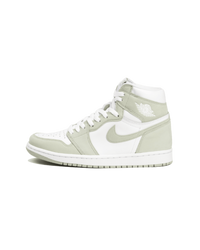 Zijkant van de Air Jordan 1 Seafoam met zachte groene suède overlays en witte lederen panelen – frisse en rustige uitstraling voor dagelijks gebruik

