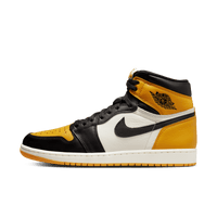 Zijkant van de Air Jordan 1 Taxi met gele toebox, zwarte overlays en witte mid-panel – iconische colorblocking op het klassieke high-top silhouet


