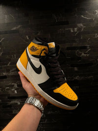 On feet styling van de Jordan 1 Taxi met washed jeans – contrasterende kleuren maken deze sneaker een opvallend fashion statement


