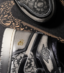 Close-up van de hiel met gouden embroidery en gegraveerde motieven op het bovenwerk – visuele hommage aan Día De Muertos-tradities in een modern silhouet