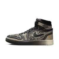 Zijkant van de Air Jordan 1 Zoom CMFT Día De Muertos met zwarte overlayprint en geborduurd logo op de hiel – eerbetoon aan Mexicaanse cultuur met unieke details