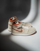 Detail van de uitgesneden foam Swoosh en het ruwe suède bovenwerk – design dat comfort en esthetiek combineert

