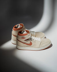 Detail van de uitgesneden foam Swoosh en het ruwe suède bovenwerk – design dat comfort en esthetiek combineert

