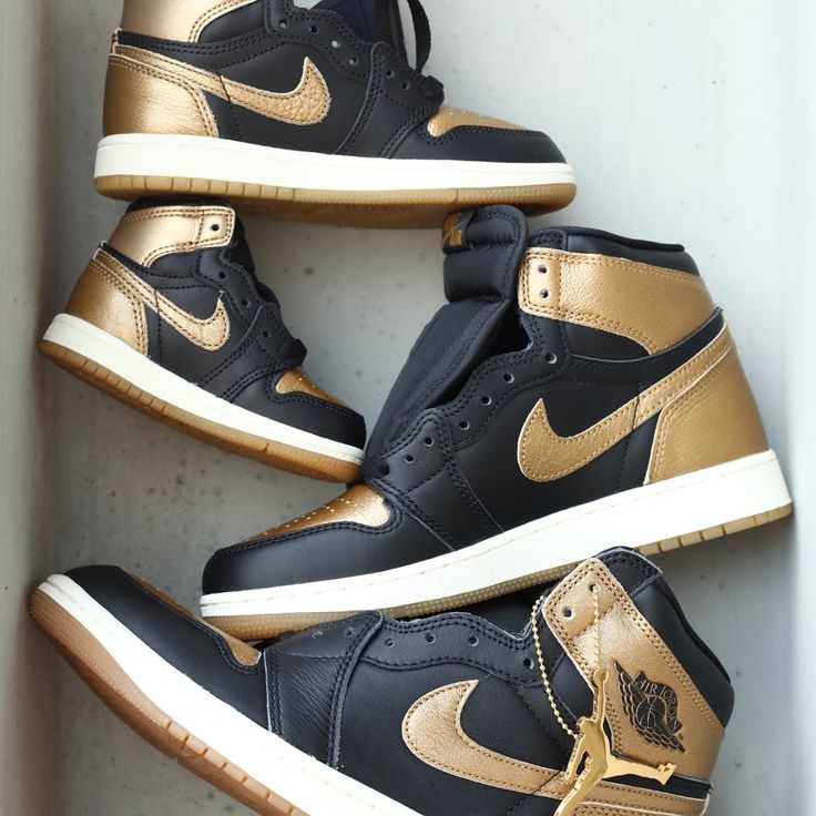 Air Jordan 1 Retro High OG Black Metallic Gold
