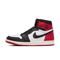 Zijkant van de Air Jordan 1 Black Toe Reimagined met witte toebox, zwarte Swoosh en varsity rode hiel – OG colorway met vernieuwde vintage afwerking