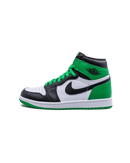 Zijkant van de Jordan 1 Lucky Green met frisgroene overlays, zwarte Swoosh en witte leren basis – krachtige colorblock met OG-feel

