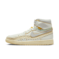 Zijkant van de Union LA x Bephies Jordan 1 in off-white canvas en suède, met gele veters en stikselpatronen – zomerse uitvoering met ruw afgewerkte details