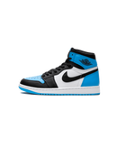 Zijkant van de Air Jordan 1 UNC Toe met lichtblauwe toebox, zwarte overlays en witte midpanel – klassieke college colorway met frisse uitstraling

