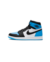 Zijkant van de Air Jordan 1 UNC Toe met lichtblauwe toebox, zwarte overlays en witte midpanel – klassieke college colorway met frisse uitstraling

