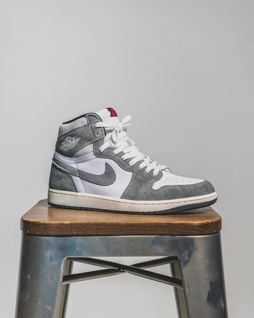 Flatlay van de sneaker en OG-box – de mix van grijs, wit en sail zorgt voor een subtiele maar sterke retro-uitstraling

