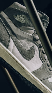 Jordan 1 Washed Black on feet gecombineerd met een neutrale look – de vergrijsde tinten maken de sneaker veelzijdig en gedragen


