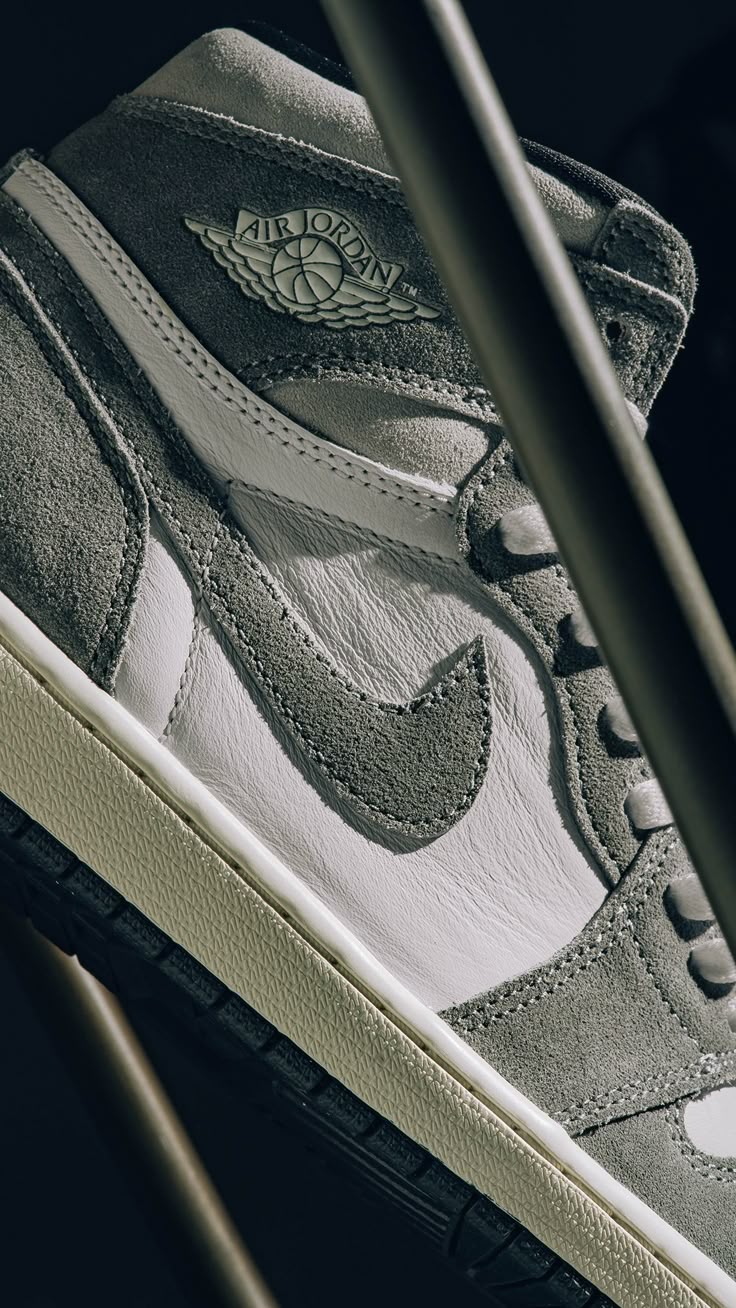Jordan 1 Washed Black on feet gecombineerd met een neutrale look – de vergrijsde tinten maken de sneaker veelzijdig en gedragen


