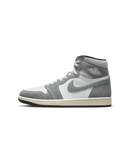 Zijkant van de Air Jordan 1 Washed Black met vergrijsd suède, witte panelen en vintage sail midsole – rauwe OG-look met een versleten edge


