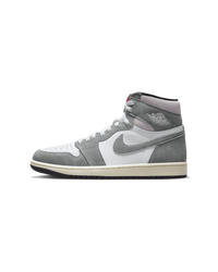 Zijkant van de Air Jordan 1 Washed Black met vergrijsd suède, witte panelen en vintage sail midsole – rauwe OG-look met een versleten edge


