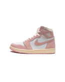 Zijkant van de Air Jordan 1 Washed Pink met lichtroze suède overlays, witte lederen basis en sailkleurige midsole – zachte en verfijnde uitstraling met vintage touch

