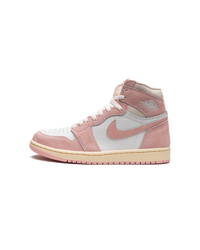 Zijkant van de Air Jordan 1 Washed Pink met lichtroze suède overlays, witte lederen basis en sailkleurige midsole – zachte en verfijnde uitstraling met vintage touch

