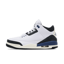 Air Jordan 3 A Ma Maniére Diffused Blue HV8571-100 zijaanzicht met premium wit leer, diffused blue suède mudguard en sail midsole

