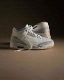 Air Jordan 3 Craft Ivory FJ9479-100 in hand met zachte premium materialen en gedetailleerde stiksels in neutrale tinten


