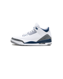 Zijaanzicht van de Air Jordan 3 Midnight Navy met wit leer, grijze elephant print en donkerblauwe midsole