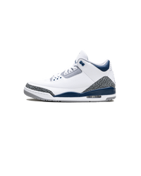 Zijaanzicht van de Air Jordan 3 Midnight Navy met wit leer, grijze elephant print en donkerblauwe midsole