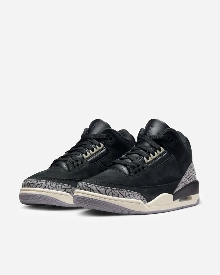 Twee paar Jordan 3 Off Noir schuin van boven gefotografeerd met zichtbare textuur en veterdetails