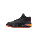 Zijaanzicht van de J Balvin x Air Jordan 3 met zwart leren bovenwerk, oranje geel kleurverloop in de midsole en opvallende hieltab