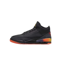 Zijaanzicht van de J Balvin x Air Jordan 3 met zwart leren bovenwerk, oranje geel kleurverloop in de midsole en opvallende hieltab