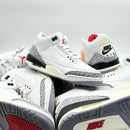 Close-up van Air Jordan 3 Retro White Cement Reimagined DN3707-100 met zichtbare Air unit, cement grey elephant print en retro branding


