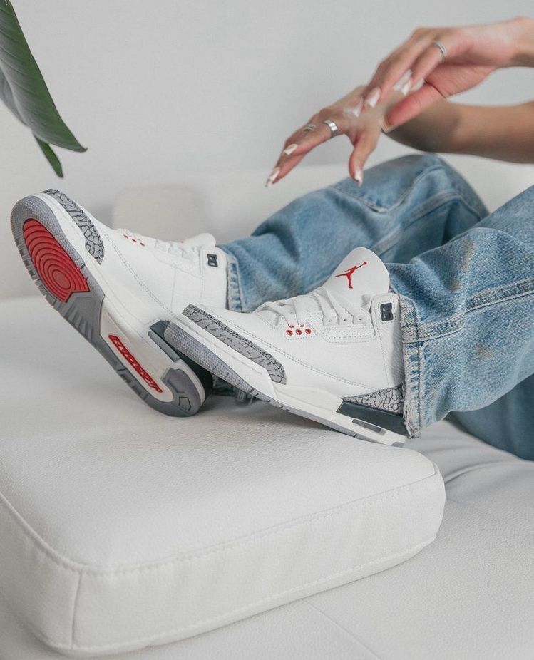 Air Jordan 3 Retro White Cement Reimagined DN3707-100 on-feet gecombineerd met tapered jeans voor een tijdloze streetwear look

