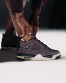 Hoge paars-achtige Nike schoen aan voet met zwarte en witte details en paarse veters
