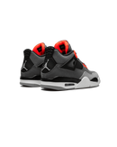 Air Jordan 4 Infrared achter- en zijaanzicht  van zichtbare Air-unit in Cement Grey middenzool met zwarte buitenzool