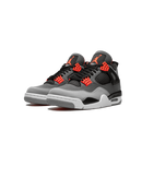 Air Jordan 4 Infrared bovenaanzicht van donkere nubuck upper met mesh-panelen en Infrared veterogen