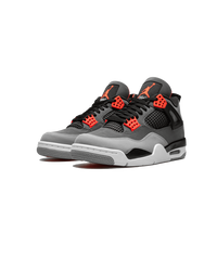 Air Jordan 4 Infrared bovenaanzicht van donkere nubuck upper met mesh-panelen en Infrared veterogen