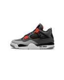Air Jordan 4 Infrared zijaanzicht van de Dark Grey nubuck met Cement Grey details en felrode Infrared accenten