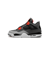 Air Jordan 4 Infrared zijaanzicht van de Dark Grey nubuck met Cement Grey details en felrode Infrared accenten