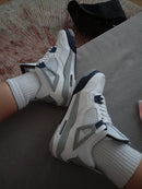Air Jordan 4 Midnight Navy gestyled aan voet met hoge sokken