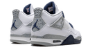 Air Jordan 4 Midnight Navy schuin vooraanzicht wit leer met navy accenten en zichtbare Air unit
