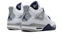 Air Jordan 4 Midnight Navy schuin vooraanzicht wit leer met navy accenten en zichtbare Air unit